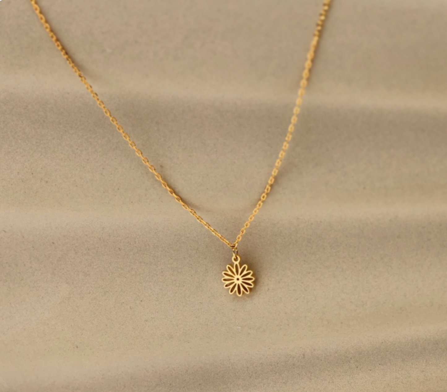 925 Sterling Silver Daisy Flower Symbol Elegant Necklace