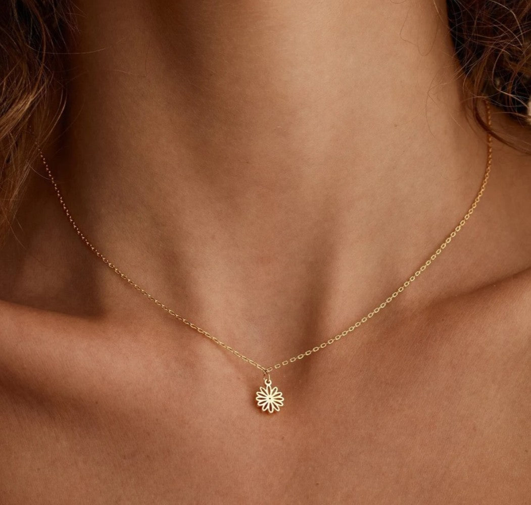 925 Sterling Silver Daisy Flower Symbol Elegant Necklace