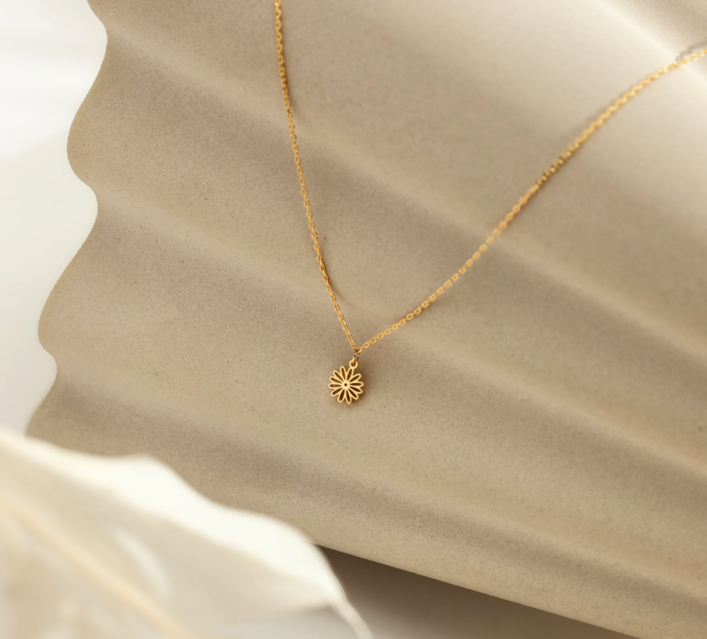925 Sterling Silver Daisy Flower Symbol Elegant Necklace